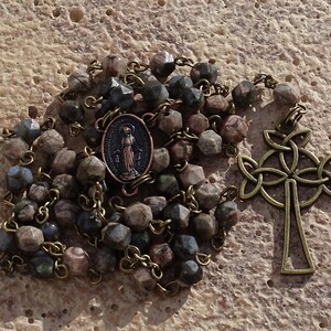 Ierse rozenkrans, keltische rozenkrans, keltisch kruis, edelsteenrozenkrans, ave maria, stenen jaspisrozenkrans, katholiek geschenk, maagd maria, eerste communie