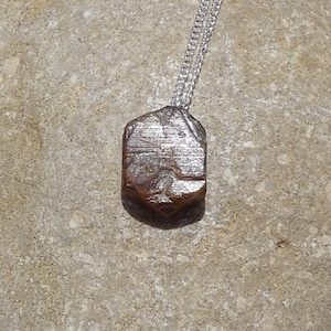 Sierlijke robijn rauwe robijn ketting, ruwe robijn ketting, juli geboortesteen, ruwe kristallen ketting, ruwe edelsteen, chakra, wicca wiccan, rotsen edelsteen mineraal