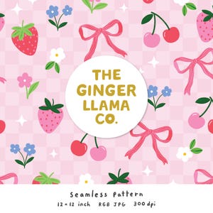Puede incluir: Patrón sin costuras con fresas, cerezas, lazos y flores sobre un fondo rosa a cuadros. El diseño incluye el texto "THE GINGER LLAMA CO." en un círculo blanco. El patrón mide 30,48 x 30,48 cm.