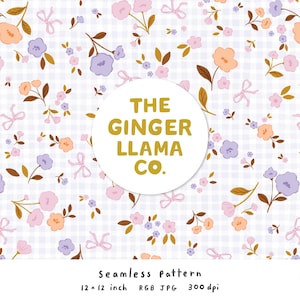 Può includere: Motivo floreale senza cuciture con fiori rosa, pesca e viola, steli marroni e fiocchi rosa su sfondo a quadretti bianco e lilla chiaro. Il testo "THE GINGER LLAMA CO." è in un cerchio dorato. Il motivo misura 30,48 x 30,48 cm.