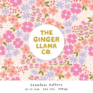Op de afbeelding: Een naadloos bloemenpatroon met roze, perzik en lavendel bloemen en groene bladeren op een lichtroze achtergrond. Het ontwerp bevat de tekst "THE GINGER LLAMA CO." in een witte cirkel. Het patroon is 30,48 x 30,48 cm.