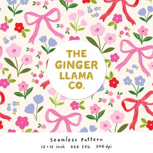 Può includere: Un motivo senza cuciture con sfondo crema, ornato da fiocchi rosa e rossi e una varietà di fiori rosa, rossi e blu. Il design include il testo "THE GINGER LLAMA CO." all'interno di un cerchio bianco. Il motivo misura 30,48 x 30,48 cm.