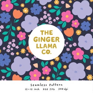 Puede incluir: Patrón floral sin costuras con flores estilizadas en tonos rosa, morado, naranja y azul sobre un fondo azul marino oscuro. El diseño incluye el texto "THE GINGER LLAMA CO." en un círculo blanco. El patrón mide 30,48 x 30,48 cm.