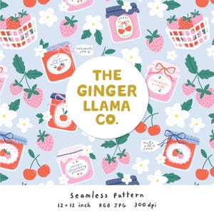 Op de afbeelding: Naadloos patroon met potten kersen- en aardbeienjam, aardbeien, kersen en witte bloemen op een lichtblauwe achtergrond. De tekst "THE GINGER LLAMA CO." staat in een witte cirkel. Het patroon is 30,48 x 30,48 cm.