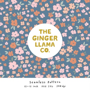 Peut inclure: Un motif sans couture avec des fleurs dessinées à la main dans des tons rose clair et orange terre cuite sur un fond bleu poussiéreux. Un cercle blanc central affiche le texte THE GINGER LLAMA CO. en doré. Le texte en bas indique : seamless pattern 12 x 12 inch RGB JPG 300 dpi.