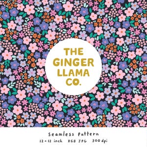 Op de afbeelding: Naadloos bloemenpatroon met roze, paarse en oranje bloemen op een zwarte achtergrond. Het ontwerp bevat de tekst "THE GINGER LLAMA CO." in een witte cirkel. Het patroon is 30,48 cm x 30,48 cm groot.