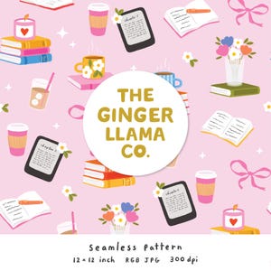 Op de afbeelding: Naadloos patroon op een roze achtergrond met boeken, koffiekopjes, bloemen, e-readers en kaarsen. Het ontwerp bevat de tekst "THE GINGER LLAMA CO." en is 30,48 x 30,48 cm groot.