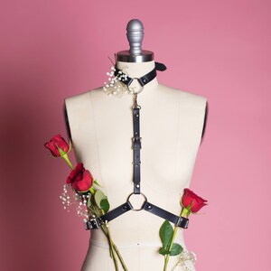 ARNÉS ESBELTO - Cinturón de arnés gótico fino - Vinilo PVC transparente - Gargantilla - Estilo minimalista - Nugoth - Moda alternativa - Cuero vegano Black Vegan Leather