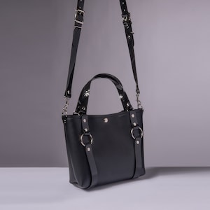 Sac harnais noir, sac en cuir végétalien, sac à main gothique noir, sac gothique minimaliste, sac à main gothique des années 90, sac à bandoulière, nugoth
