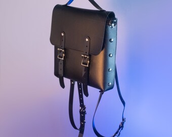 Mini mochila negra con arnés - Piel vegana - Monedero de PVC - Bolso de moda para festivales - Mochila gótica - Gótico, nugoth y grunge de los 90
