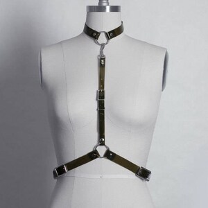 ARNÉS ESBELTO - Cinturón de arnés gótico fino - Vinilo PVC transparente - Gargantilla - Estilo minimalista - Nugoth - Moda alternativa - Cuero vegano Translucent Olive