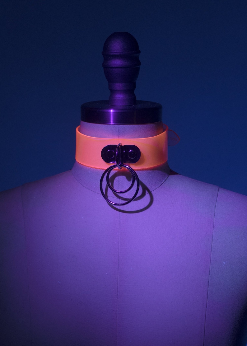 Ras de cou UV rose néon : collier avec joint torique en vinyle PVC, réactif à la lumière noire image 1