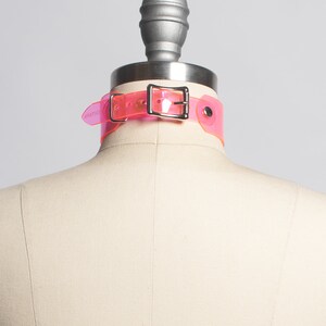 Ras de cou UV rose néon : collier avec joint torique en vinyle PVC, réactif à la lumière noire image 3