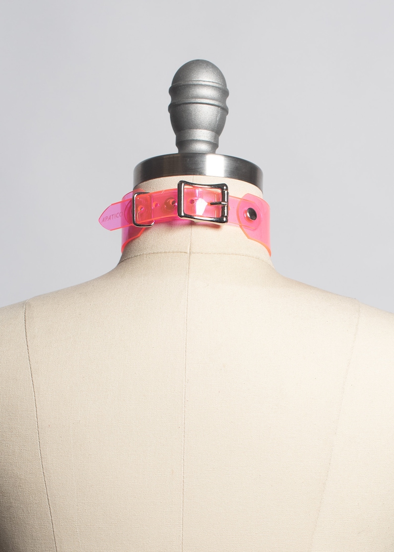 Ras de cou UV rose néon : collier avec joint torique en vinyle PVC, réactif à la lumière noire image 3