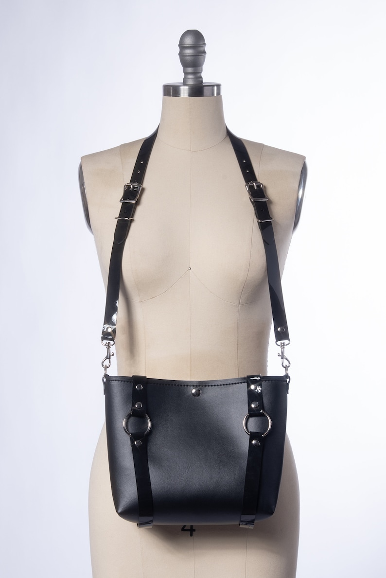 Svart seleväska, vegansk läderväska, svart gotisk handväska, minimalistisk goth-väska, 90-tals goth-väska, axelväska, nugoth bild 8