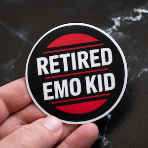 Retired Emo Kid Vinyl Aufkleber - Nostalgischer Emo Kultur Aufkleber, perfekt für Laptops, Skateboards und Notebooks