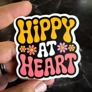 Pegatina de vinilo Hippy at Heart: calcomanía retro con efecto floreado y estilo moderno de los años 70, impermeable, para portátil, botella de agua o diario.