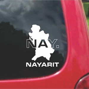 Könnte beinhalten: Ein weißer Vinyl-Aufkleber mit der Umrandung des Bundesstaates Nayarit, Mexiko. Das Wort "NAY." steht in schwarzer Schrift innerhalb der Umrandung. Das Wort "NAYARIT" steht unterhalb der Umrandung in weißer Schrift.