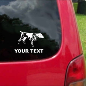 Puede incluir: Una silueta blanca de un Braco Alemán de Pelo Corto en una ventana de coche roja con el texto "YOUR TEXT" debajo del perro.