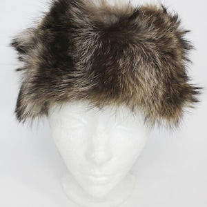 Schroot: wasbeer wasbeer met bruine leren top bontmuts pet dames vrouw sz n.v.t.