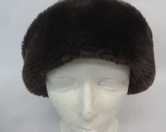 Excelente marrón de piel sintética w / sombrero de tela gorra de mujer mujer talla 22.5 "