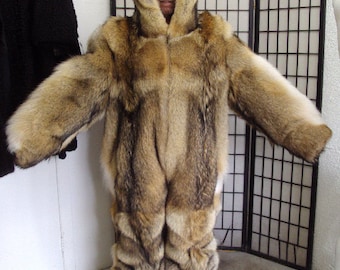 Gloednieuwe dubbelzijdige Coyote fur snowsuit jumpsuit Body jas w/kap voor mannen man grootte alle Custom Made