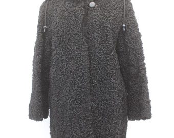 Artículo de desecho: Abrigo de piel de cordero y conejo rizado negro. Talla no disponible. Artesanías.