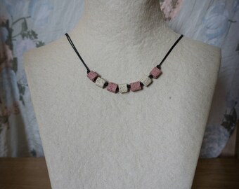 Collar de piedra volcánica con 7 abalorios cúbicos en rosa palo y gris claro