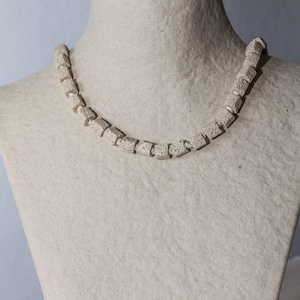 Collar con cubos de lava volcánica - color gris claro
