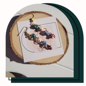 Mini paddestoel hangoorbellen - Mushie oorbellen van polymeerklei