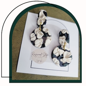 Petites boucles d&#39;oreilles florales ovales | Bijoux tendance en pâte polymère | Noir et blanc