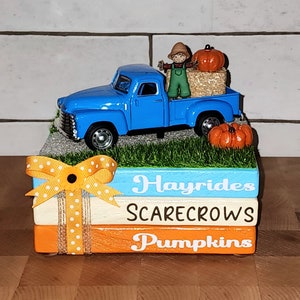 Mini pila de libros "Paseos en carreta", "Espantapájaros" y "Calabazas", "Pila de libros de otoño", "Decoración de otoño", "Otoño", "Bandeja escalonada", "Calabazas", "Espantapájaros", "Camión vintage", "Camión"