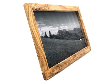 Personlig tavelram i olivträ för foton på 20 x 30 cm. Fånga minnen med olivträ. Present till familjefoton.