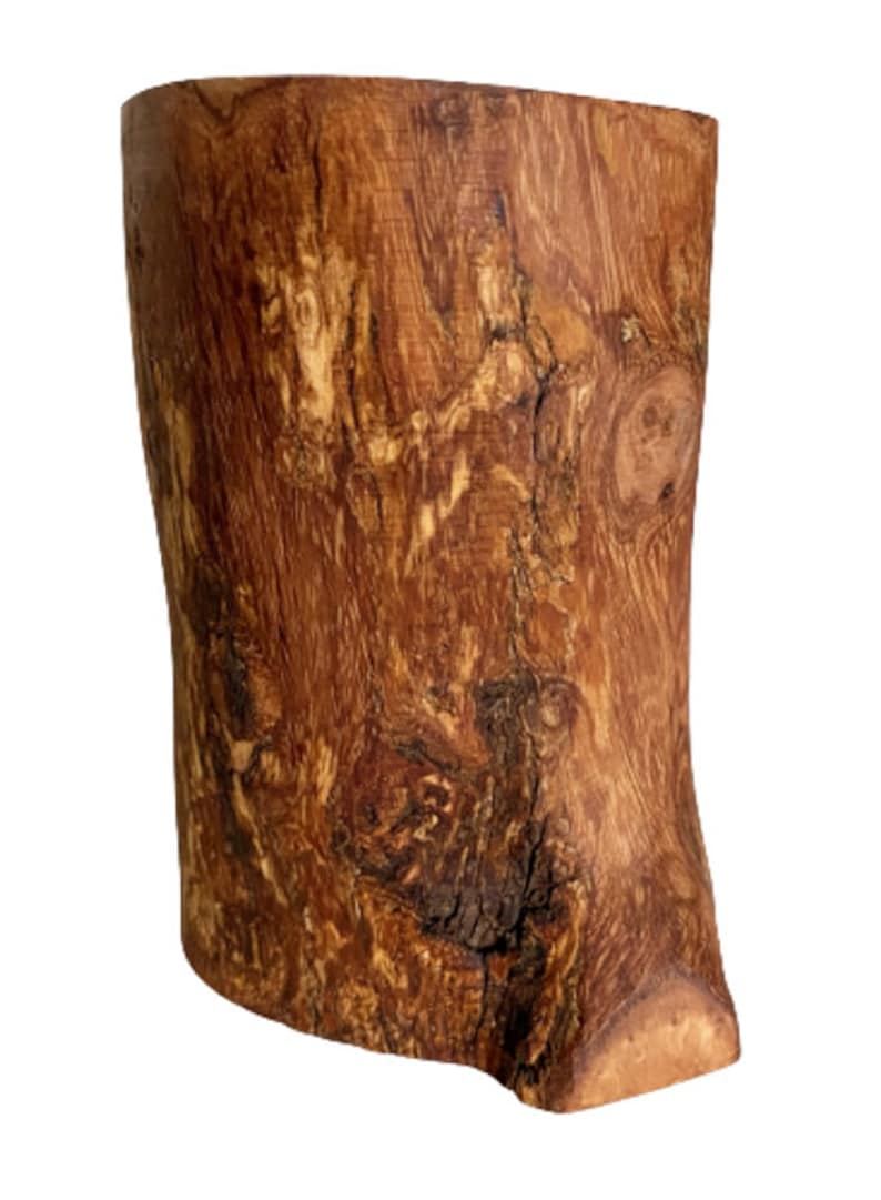 K&ouml;nnte beinhalten: Eine rustikale Holzvase mit einem nat&uuml;rlichen braunen und orangen Holzmaserungsmuster. Die Vase besteht aus einem einzigen St&uuml;ck Holz und hat eine einzigartige, unregelm&auml;&szlig;ige Form.
