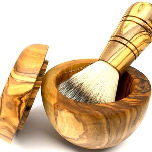 Set di 2 – Pennello da barba SIR GEORGE in pelo sintetico vegano e scatola da barba con coperchio, in legno d&#39;ulivo