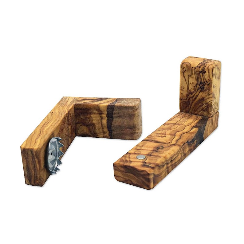 Puede incluir: Dos abridores de botellas de madera con base magn&eacute;tica y borde dentado. Los abridores est&aacute;n hechos de madera de olivo y tienen una veta de madera natural.