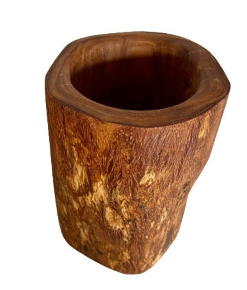 K&ouml;nnte beinhalten: Ein rustikaler Holztopf aus einem Baumstamm, in nat&uuml;rlicher Braun- und Oranget&ouml;nung. Der Topf hat eine breite &Ouml;ffnung und eine raue, strukturierte Oberfl&auml;che.