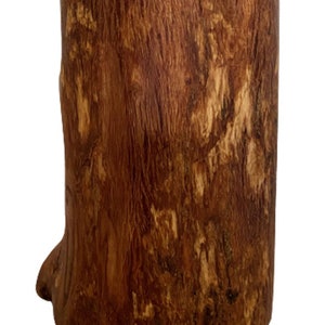 K&ouml;nnte beinhalten: Eine rustikale Holzvase aus einem Baumstamm mit nat&uuml;rlicher brauner und rotbrauner Maserung.