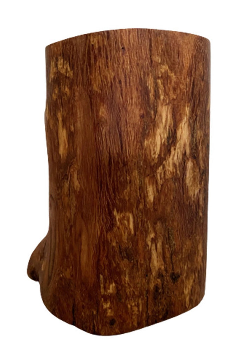 K&ouml;nnte beinhalten: Eine rustikale Holzvase aus einem Baumstamm mit nat&uuml;rlicher brauner und rotbrauner Maserung.