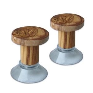 Peut inclure: Deux crochets en bois à ventouse avec une finition en bois naturel. Les crochets sont en bois d'olivier et ont une base de ventouse transparente.