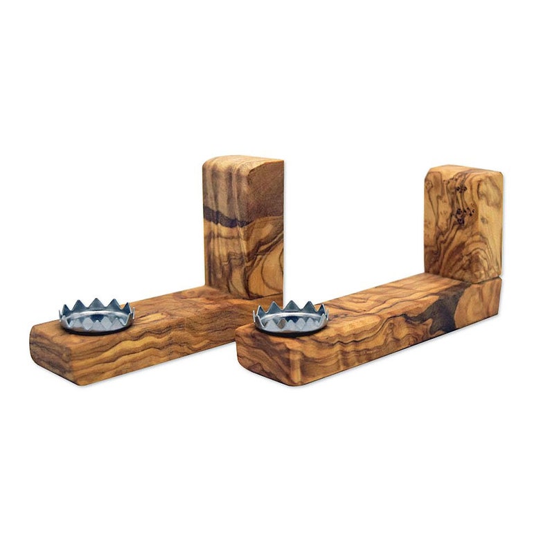 Puede incluir: Dos abridores de botellas de madera con un acabado de madera natural. Cada abridor tiene un recogedor de tapas de metal.