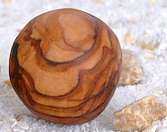 Bola de madeira de oliveira (ø aprox. 5 cm) como decoração ou fechamento para garrafas