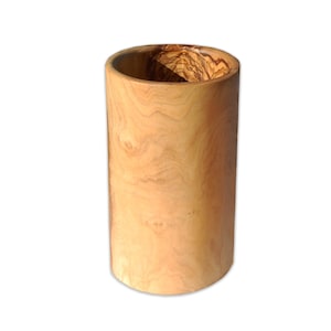Puede incluir: Un recipiente cil&iacute;ndrico de madera de color marr&oacute;n claro con un patr&oacute;n de vetas de madera natural. El recipiente tiene un acabado liso y pulido y una parte superior redondeada. El interior del recipiente es visible, mostrando la textura de la madera. Ideal para la decoraci&oacute;n del hogar.