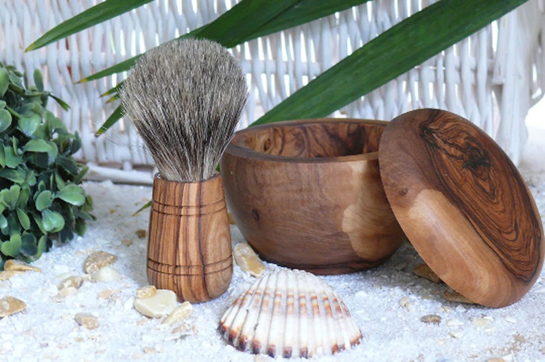 Shaving brush SIR GEORGE with Badger hair & olive wood image 3