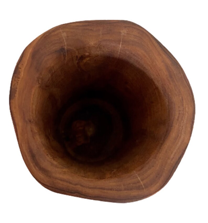 K&ouml;nnte beinhalten: Ein h&ouml;lzerner M&ouml;rser in dunkelbrauner Farbe mit einem glatten, abgerundeten Innenraum. Der M&ouml;rser besteht aus einem einzigen St&uuml;ck Holz und hat ein nat&uuml;rliches, rustikales Aussehen.