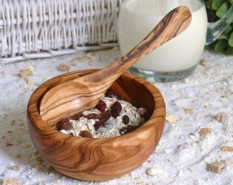 Engraved tablespoon and muesli bowl made of olive wood, dimeter approx. 14 cm