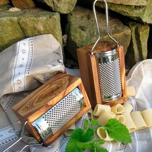 Grattugia per parmigiano/formaggio in acciaio inox PICCOLA con contenitore di raccolta in legno d'ulivo