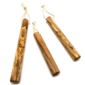 Könnte beinhalten: Drei Nudelhölzer aus Holz mit natürlicher Holzmaserung und einem geknoteten Seilgriff. Die Nudelhölzer sind in verschiedenen Größen.
