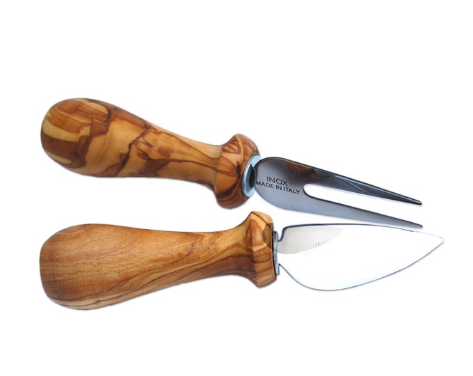 Set of 2 pieces – cheese knife and cheese fork with olive wood handle