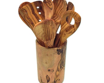 Set of 7 wooden spoons in a round utensil mug made of olive wood